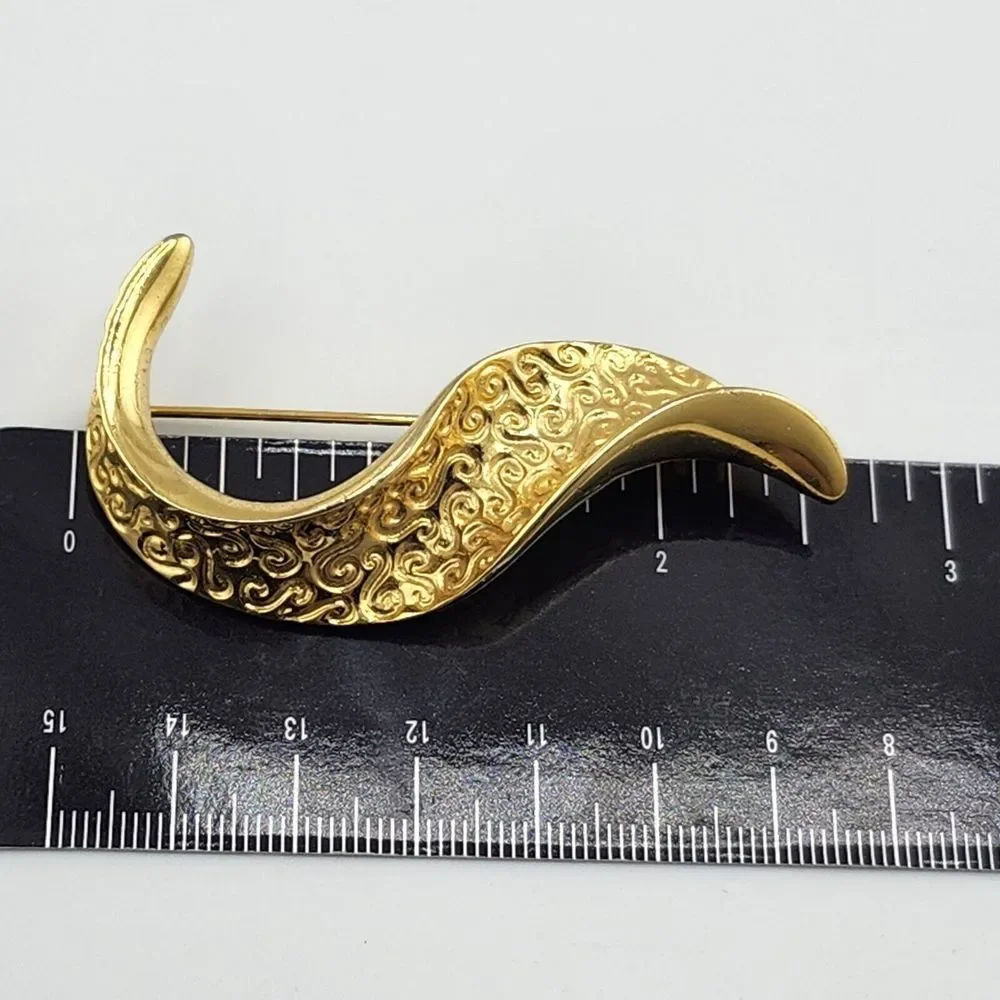 Modernist Swirl Brooch Pin Vintage Textured Gold Tone Classic‎ Look